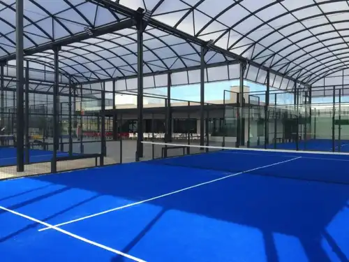 Padelplatz überdacht mit Überdachung